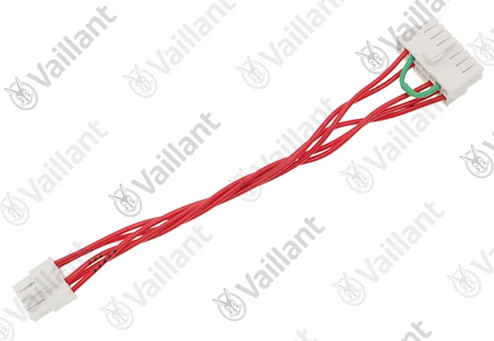 Vaillant Kabelbaum mit mehreren roten und einem grünen Draht, verbunden mit zwei Steckverbindern. Nutzung in elektrischen Systemen möglich.